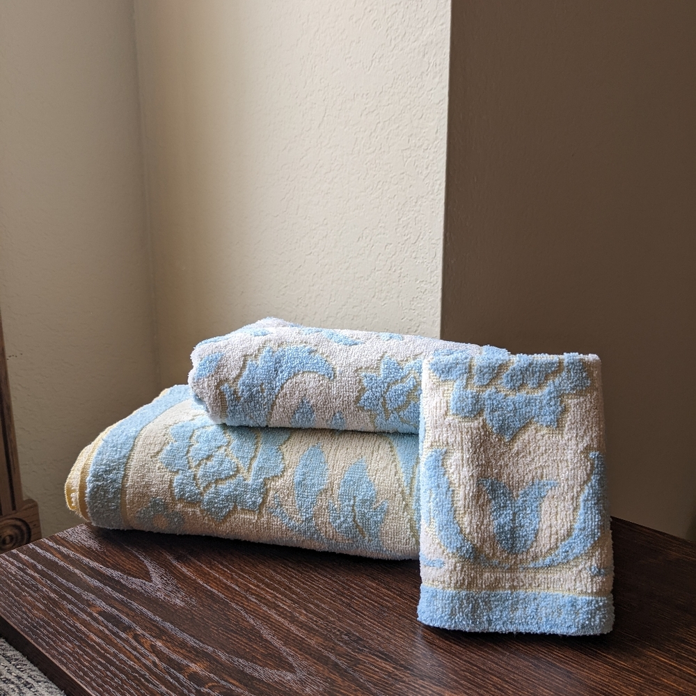 Vintage Tastemaker JP Stevens 3 pc Towel Set Yellow Blue Floral Scroll MCM